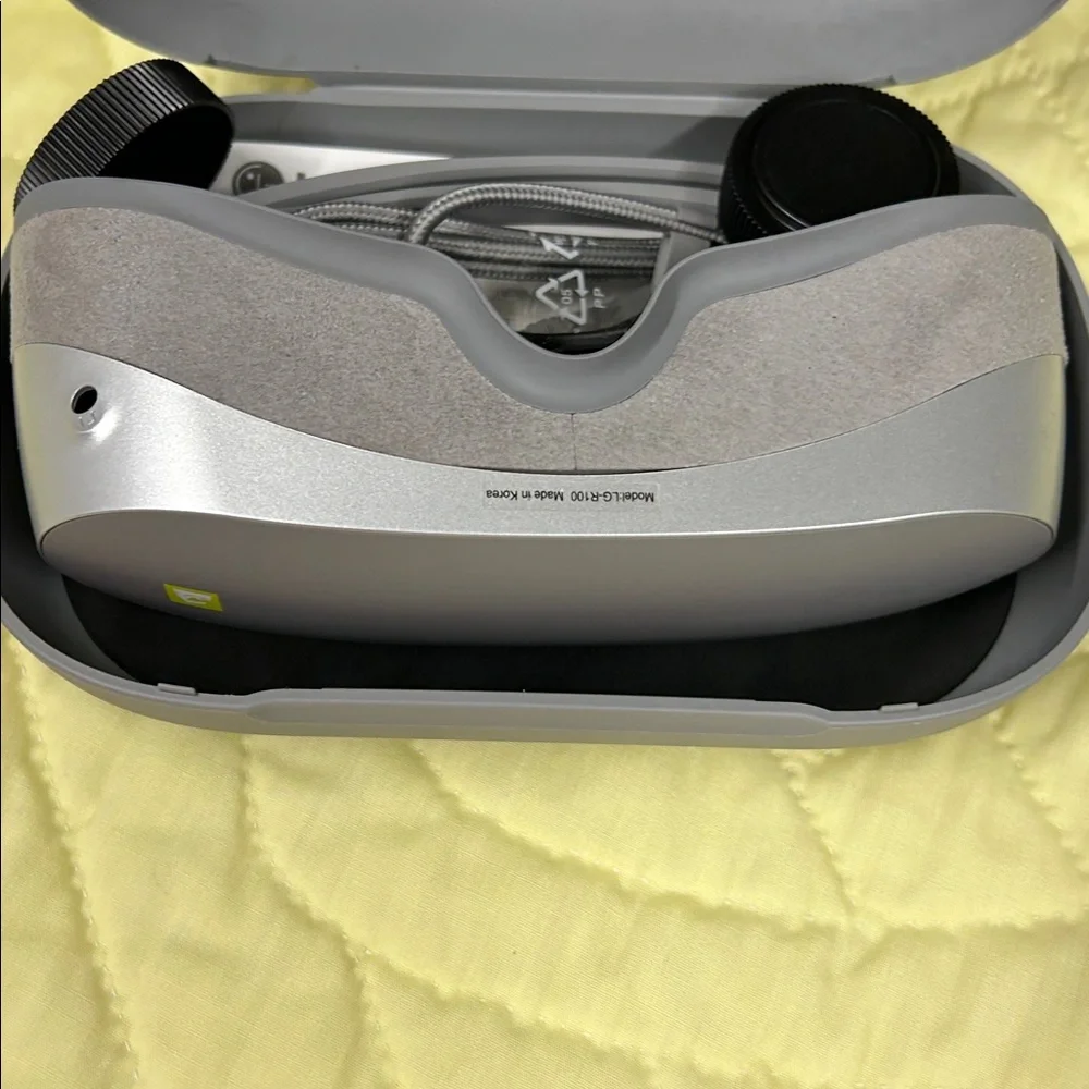 LG 360 VRGear VR hmd tethered with mobile device compact size for easy carrying
